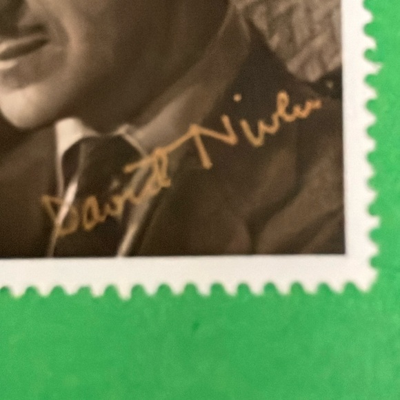 Collectible David Niven 22 Pence UK 1985 Stamp unused - Picture 2 of 9